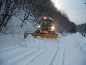 除雪車で除雪をしている写真