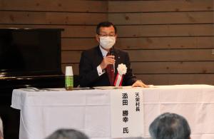 協議会会長である添田村長により進行